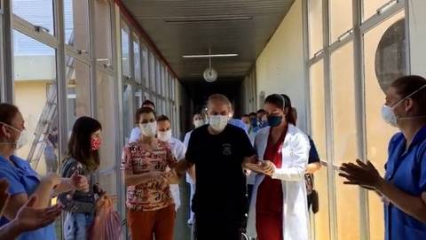 Paciente recebe alta depois de seis meses internado por causa da Covid-19