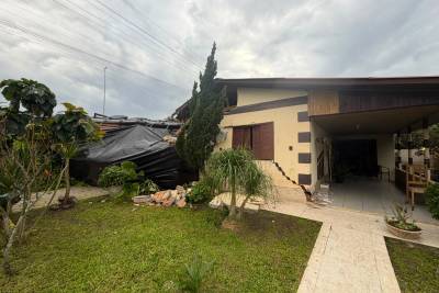 Caminhão tomba e atinge residência na marginal da BR-101
