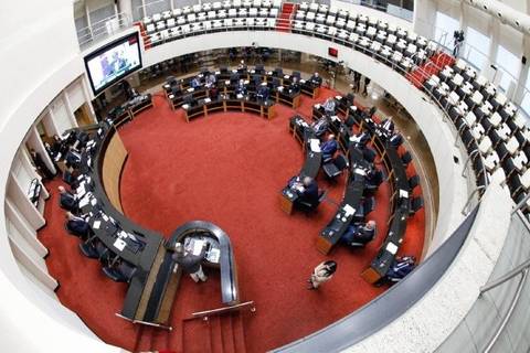 Aprovada PEC da remuneração mínima dos professores; Estado pode pagar já na folha de agosto