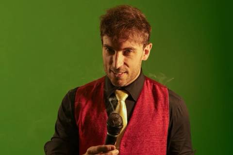 Léo Lins apresenta espetáculo de stand-up no Teatro Elias Angeloni