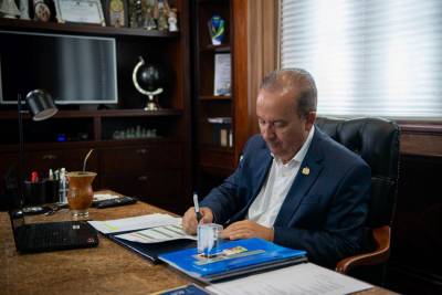 Governador anuncia antecipação de metade do 13º salário dos servidores públicos