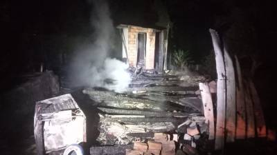 Casa é destruída por incêndio em Sombrio