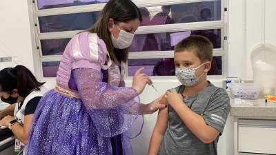 Covid-19: técnica de enfermagem se veste de princesa para vacinar crianças