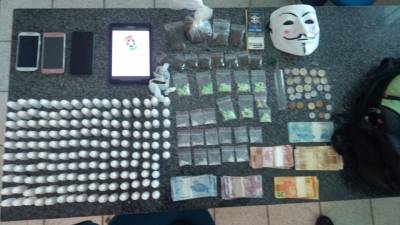 PM de Içara apreende loló, ecstasy, MD, skank e dinheiro em Balneário Rincão
