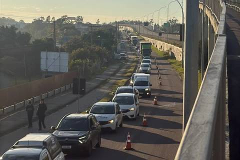 BR-101: bloqueio é ampliado e Ponte Anita Garibaldi fica interditada nos dois sentidos