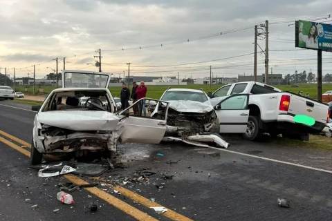 Acidente com três carros deixa motorista preso às ferragens e mobiliza resgate de helicóptero