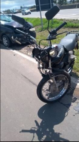 Colisão entre carro e motocicleta é registra na marginal da BR-101