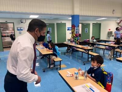 Escolas em Miami reabrem para aulas presenciais