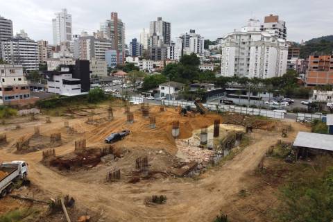Vídeos e fotos: obras de aterramento do Santa Vita estão na reta final em Criciúma