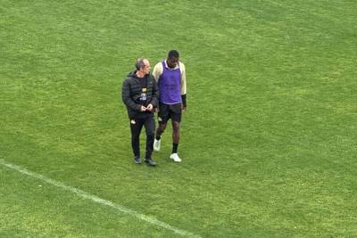 Acompanhado de fisioterapeuta, Benevenuto deixa o treino do Tigre mais cedo