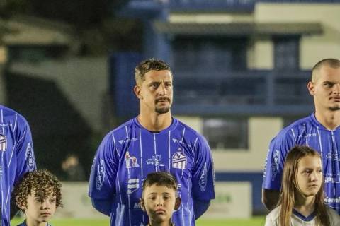 Caravaggio confirma desligamento de lateral-esquerdo