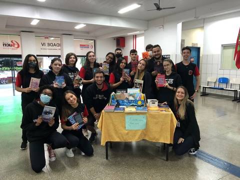 Alunos do Colégio Universitário trocam experiências sobre livros e promovem debates