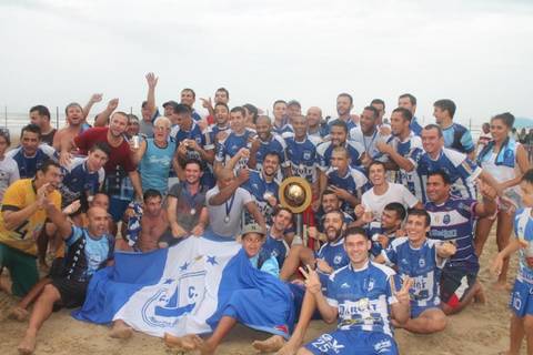 O campeão Praia levanta mais uma taça