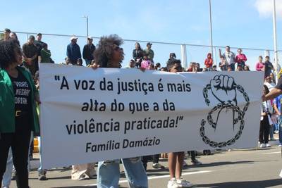 Durante desfile cívico-militar, familiares que denunciam ato de racismo protestam contra ação da PM