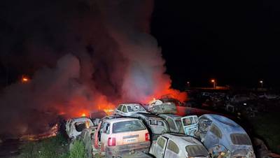 Incêndio de grandes proporções destrói 40 carros em Araranguá 