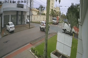 Vídeo: viatura da PM de Criciúma se envolve em acidente em cruzamento no bairro Santa Bárbara