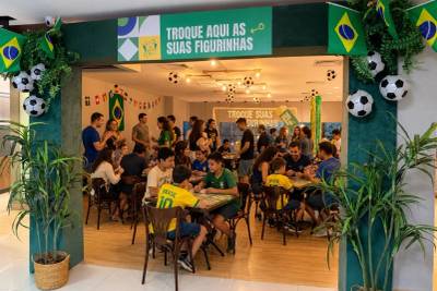 Clima de Copa no Shopping Della ganha ponto de troca de figurinhas