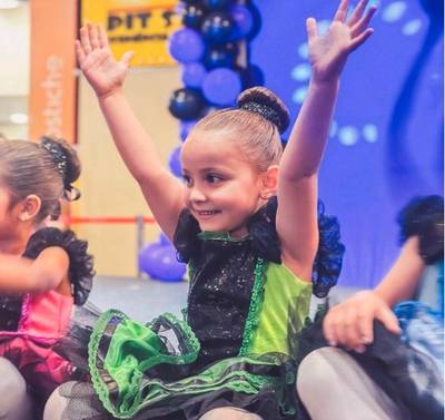 Crianças sobem ao palco do Nações Shopping para espetáculo de ballet com o tema 'Sonhos'