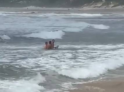 Vídeo: guarda-vidas civis voluntários salvam jovem de afogamento na Praia da Ferrugem