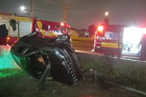 Içara: motorista fica ferido após sair da pista e colidir caminhonete em muro