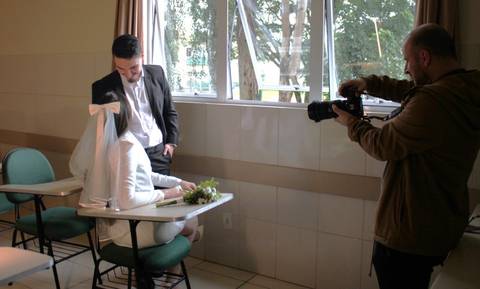 Casal de Criciúma faz ensaio fotográfico de casamento em escola que se conheceram