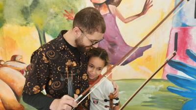O amor pelo violino e a solidariedade que une gerações 