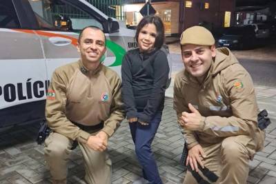 Criança é salva por policiais militares após se engasgar com pedaço de carne; veja vídeo