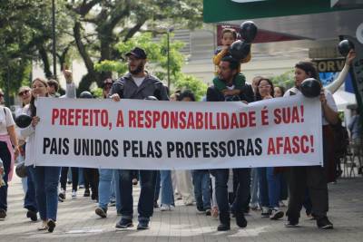 Pais de alunos da Afasc apoiam professores com manifestação em Criciúma