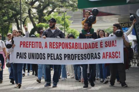 Pais de alunos da Afasc apoiam professores com manifestação em Criciúma