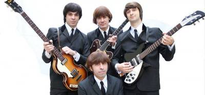 Com novo espetáculo, tributo aos Beatles se apresenta no Teatro Elias Angeloni em Criciúma