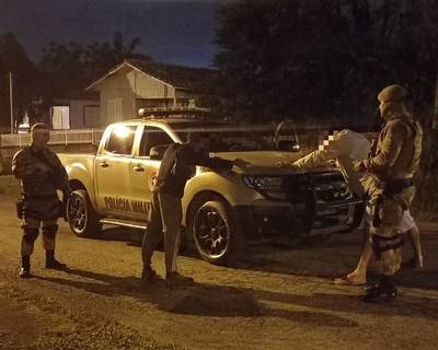PM cumpre dois mandados de prisão durante operação no bairro Pinheirinho em Criciúma