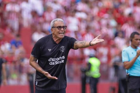Hélio dos Anjos vê Criciúma 'cirúrgico' e demonstra confiança na evolução do Náutico