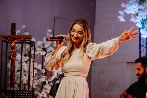 Propósito em notas musicais: cantora católica transforma histórias em memórias eternas