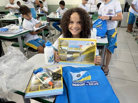 Balneário Arroio do Silva: alunos da rede municipal de ensino recebem kit escolar personalizado