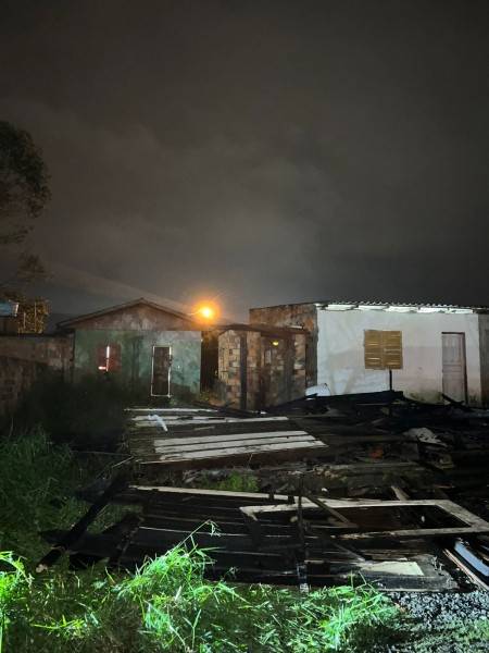 Criciúma: casa é destruída por incêndio no bairro Monte Castelo 
