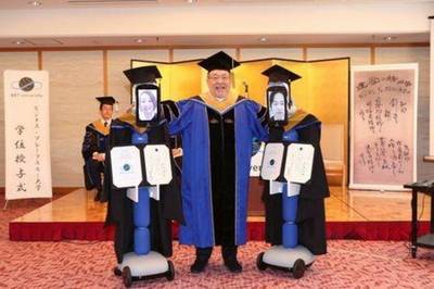 Robôs substituem estudantes em cerimônia de formatura 