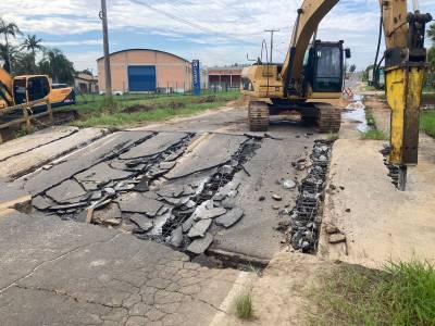 Prefeitura inicia demolição da ponte que cedeu em Içara