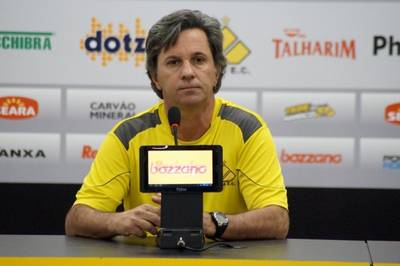 \"Lances como este atrapalham um trabalho sério\", diz Caio Júnior sobre pênalti não marcado