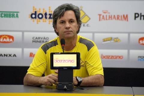 \"Lances como este atrapalham um trabalho sério\", diz Caio Júnior sobre pênalti não marcado