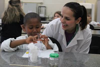 Alunos do Infantil Satc aprendem a fazer vela perfumada