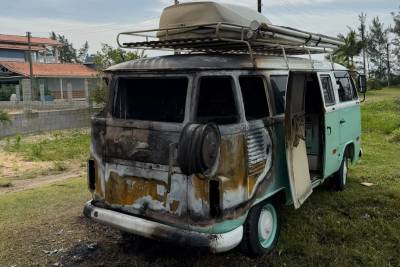 Incêndio destrói parte traseira de Kombi e bombeiros são acionados