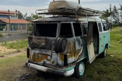 Incêndio destrói parte traseira de Kombi e bombeiros são acionados