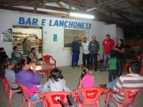 Sandro e Turatti conversam com moradores da Barranca