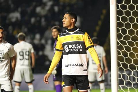 Zagueiro do Criciúma alerta sobre qualidades do lanterna América-MG: 'Boa equipe, com excelentes jogadores'