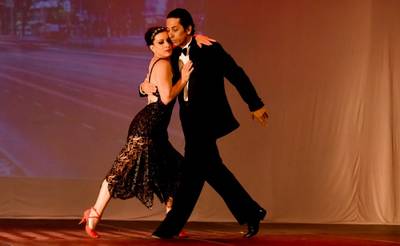 Mais de 80 bailarinos no palco do Elias Angeloni neste sábado