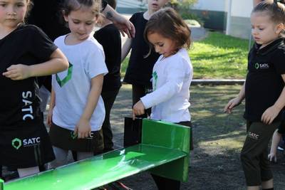 Alunos do Ensino Infantil do Colégio Satc acompanham o lançamento do Aerosatc  