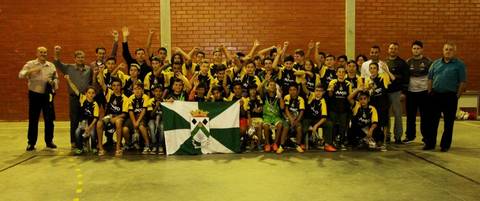 Lauro Müller entrega uniformes dos Anjos do Futsal