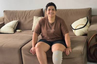 Após perder parte da perna por uma infecção rara, moradora de Criciúma busca apoio para recomeçar