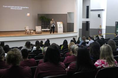 Colégio Satc realiza palestra sobre o brincar na infância com instituições da região