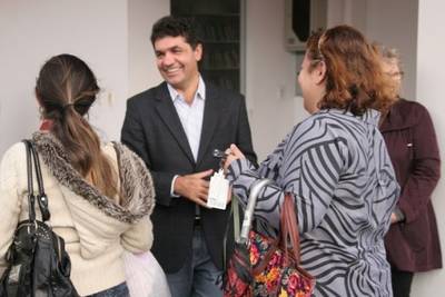 Salvaro participa de caminhada pelo Centro e visita clube de mães